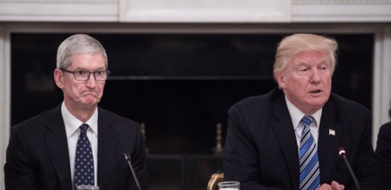 팀 쿡 애플 CEO와(왼쪽)과 트럼프 미국 대통령