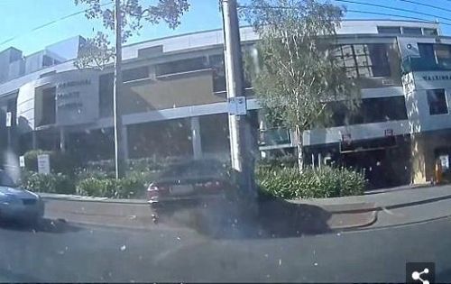 길을 가로질러 건물로 돌진하는 96세 호주 노인이 몰던 차량. 사진=인근 차량 블랙박스