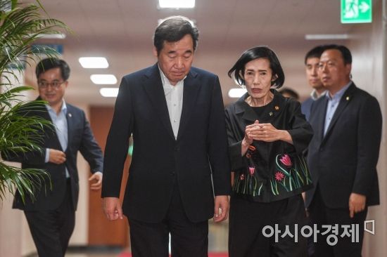 [포토] 회의실로 들어서는 이낙연 총리-피우진 국가보