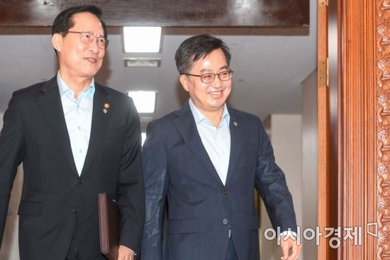 [포토] 회의실로 들어서는 김동연 부총리-송영무 장관