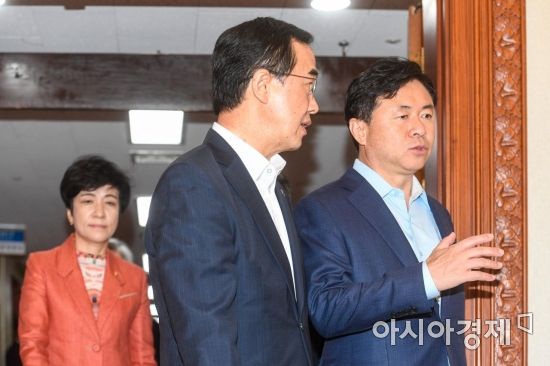 [포토] 회의실로 들어서는 조명균 장관-김영춘 장관