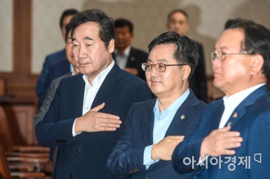 이낙연(오른쪽 세 번째) 국무총리를 비롯한 국무위원들이 19일 서울 종로구 정부서울청사에서 열린 국무회의에 참석해 국민의례하고 있다./강진형 기자aymsdream@