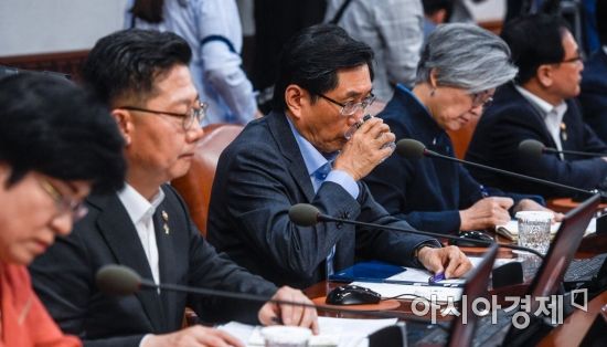 [포토]물마시는 박상기 법무부 장관