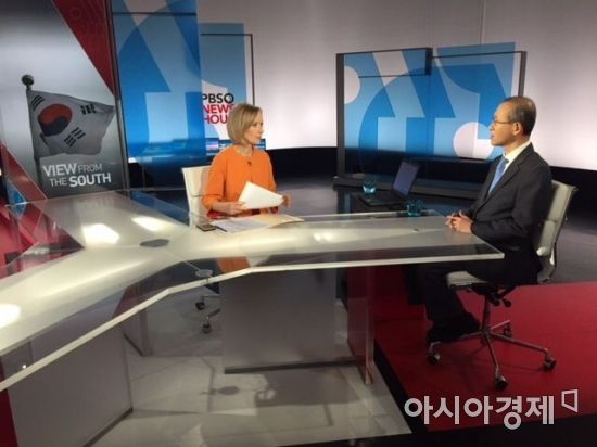 임성남 외교부 1차관(사진 오른쪽)은 18일(현지시간) 미국 언론 PBS 뉴스아워(NewsHour)와 인터뷰를 하고 있다.