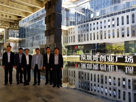 (왼쪽에서 네번째) 이동걸 산업은행 회장이 지난달 29일 중국 선전 창업밸리를 시찰하고, 산업은행 직원들과 기념촬영을 했다.