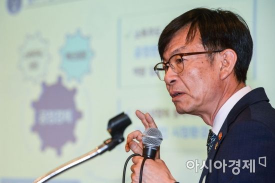 [포토] 공정위 1년 성과와 계획 밝히는 김상조 위원장