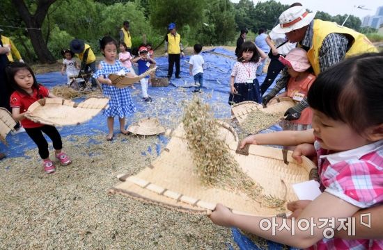 [포토] 키질 체험하는 아이들