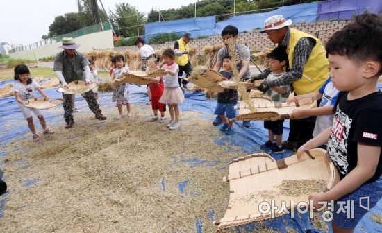 [포토] 신기한 탈곡체험