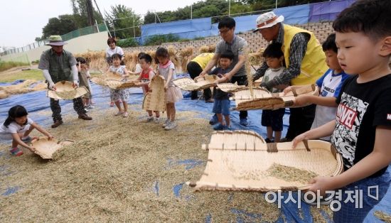 [포토] '키질로 탈곡 체험해요'