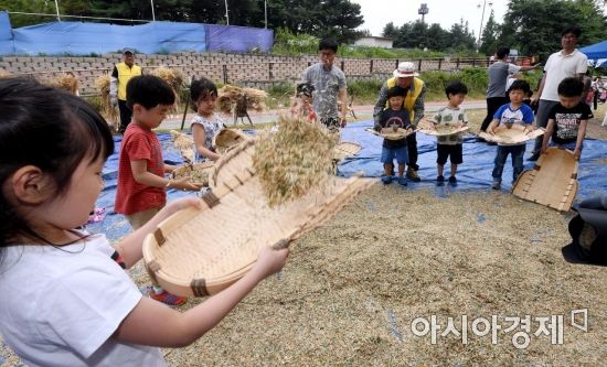 [포토] 탈곡체험하는 아이들