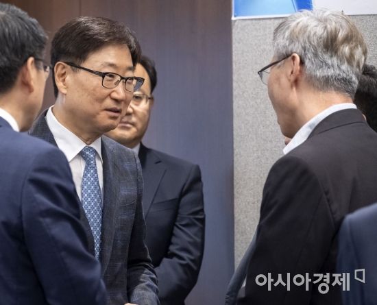 [포토] 김현철 대통령 보좌관과 이야기 나누는 윤부근 삼성부회장