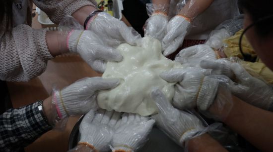 지난 14일 그룹홈 아이들이 치즈테마 체험장에서 치즈를 이리저리 늘려보고 있다.