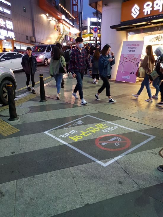 강남구, 미디어폴과 LED 조명 이용 금연거리 홍보