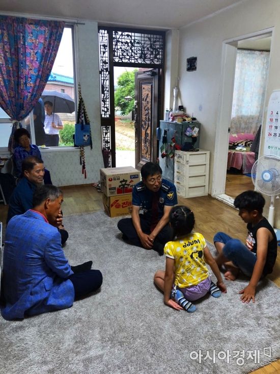 이을신 서장이 아이들과 대화를 나누고 있다.(사진= 무안경찰서 제공)