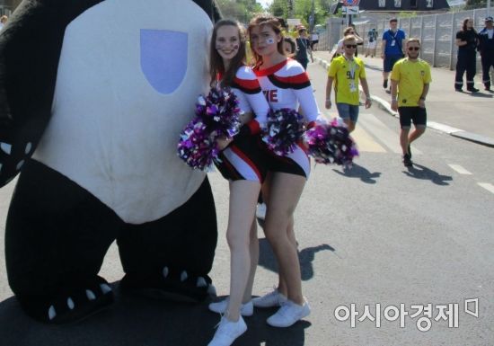 러시아 니즈니노브고로드에서 만난 미녀 응원단 [사진=김형민 기자]