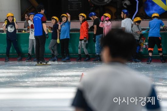 [포토] 서울 29도, 아이스링크 찾은 어린이들