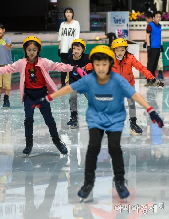 [포토] 스케이트 타며 더위 식히는 어린이들