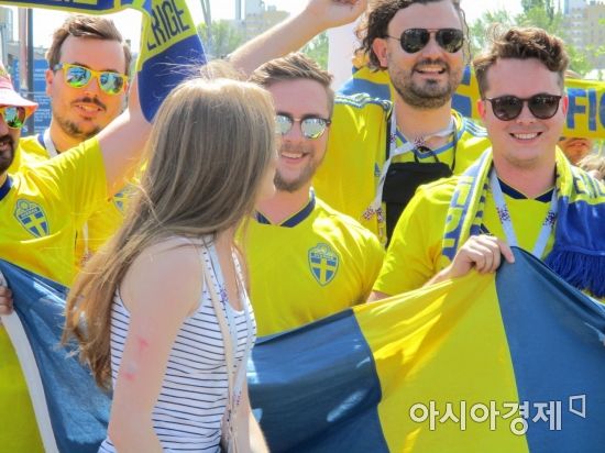 러시아 미녀 여성분이 지나가자 스웨덴 남성축구팬들의 시선이 모두 한 곳에 쏠리고 있다 [사진=김형민 기자]