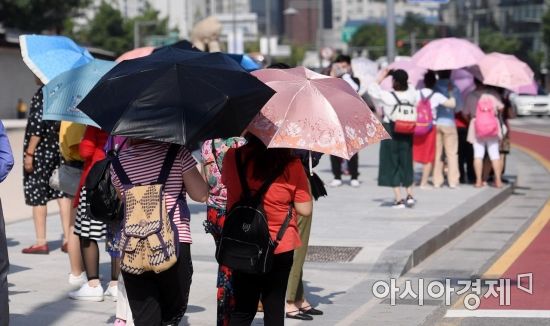 [포토] 불볕더위에 우산 쓴 관광객들