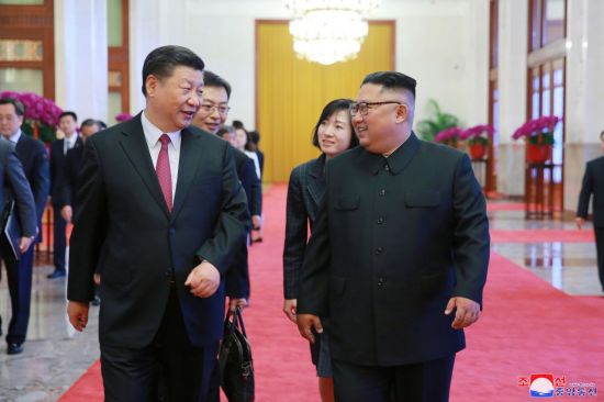 중국을 방문한 김정은 북한 국무위원장(오른쪽)이 19일(현지시간) 베이징에서 시진핑 중국 국가주석을 만나 함께 걸어가고 있다 [이미지출처=연합뉴스]