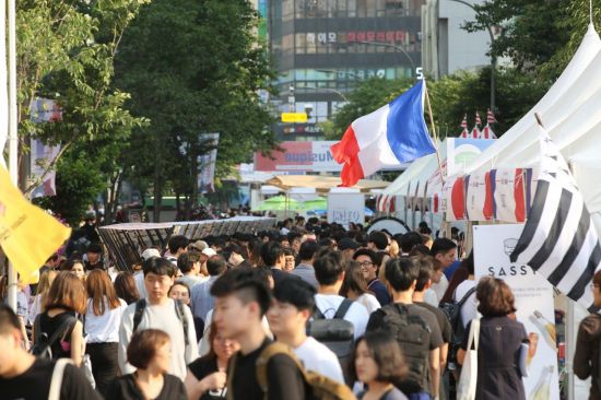 이번 주말 신촌 연세로 프랑스 거리 변모