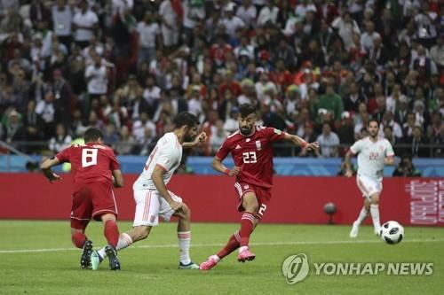 이란 대표팀이 스페인의 공격수 디에고 코스타를 막고 있다. 사진=연합뉴스