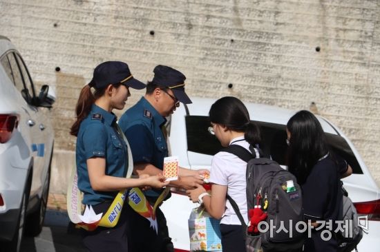 광주 남부경찰, 휴대용 '불법카메라 마그미' 스티커 자체제작·홍보 