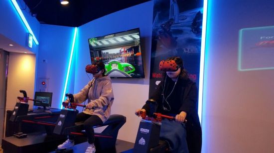 25일 현대백화점 신촌점에서 20대 고객들이 VR(가상현실) 게임을 즐기고 있다.