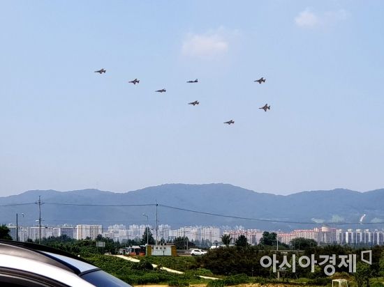광주광역시 광산구, 서구 상공으로 펼쳐진 '블랙이글스'의 저공비행.