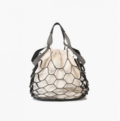 그물·비닐봉지 가방을 산다고?…'못난이 패션'이 뜬다