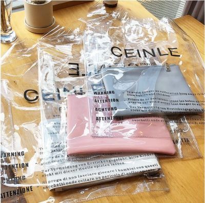 그물·비닐봉지 가방을 산다고?…'못난이 패션'이 뜬다