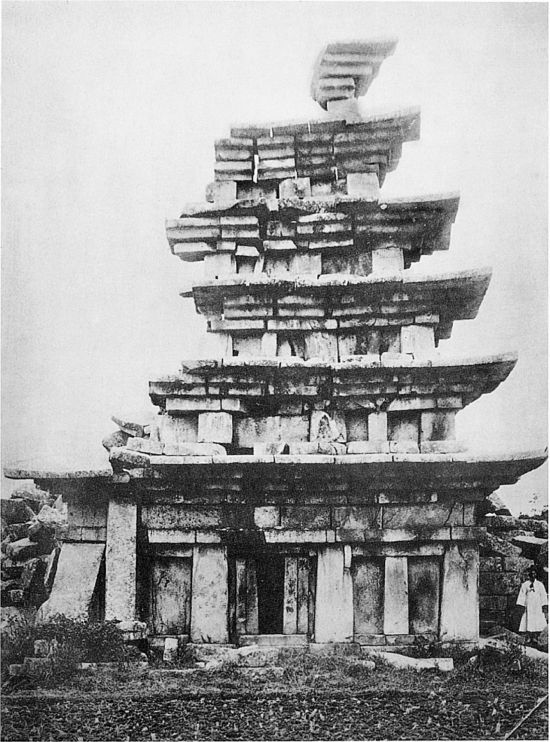익산 미륵사지 서쪽 석탑 1910년 모습