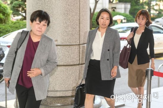 [포토] 법정으로 들어서는 김지은씨 변호인단