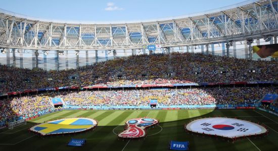 지난 18일(현지시간) 러시아 니즈니노브고로드 스타디움에서 열린 ‘2018 러시아 월드컵’ F조 대한민국 대 스웨덴의 경기 전 양팀 국기가 그라운드에 펼쳐지고 있다(사진=연합뉴스).