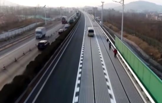 중국 정부가 세계 처음으로 개통한 태양광 발전 시범 고속도로(사진 오른쪽 하얀색과 검정색 점선안 차량이 지나가는 곳). 아쉽게도 태양광 패널 도난으로 개통 5일 만에 폐쇄됐다.[사진=유튜브 화면캡처]