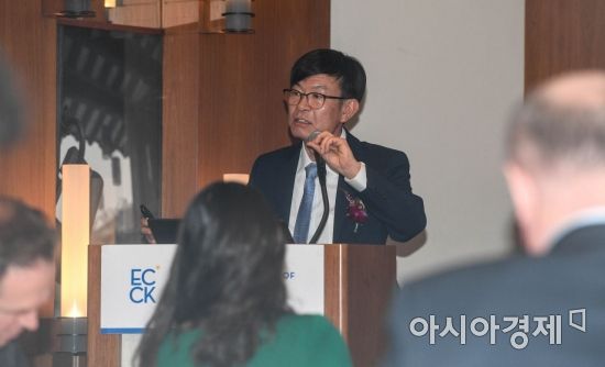 [포토] 강연하는 김상조 위원장