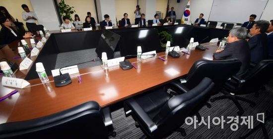 제6차 최저임금위원회 전원회의가 22일 서울 중구 퇴계로 직업능력심사평가원 대회의실에서 열리고 있다. 이날 회의에 근로자위원들은 불참했다. /문호남 기자 munonam@
