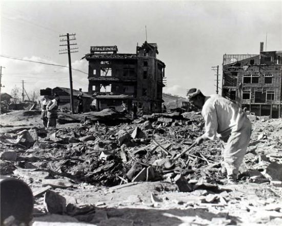 폐허가 된 원산(1950.11.8) = 한 남성이 폭격으로 잿더미가 된 자신의 집터에서 쓸만한 물건을 찾고 있다. 이곳은 원산 시내로, 원산은 공산군의 산업 중심지이자 주요 항구였기 때문에 폭격의 주요 목표였다.