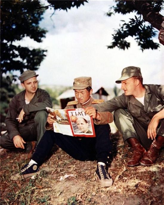 '타임'지를 읽는 북한군과 미군 병사(1951.7.8) = 개성에서 휴전회담이 이뤄지는 와중에 북한군 병사와 미군 병사가 함께 타임(Time)를 읽고 있다. 사진 속의 타임지는 1951년 6월16일자로, 표지의 인물은 당시 유엔군 사령관이었던 매튜 리지웨이(Matthew B. Ridgway)이다.
