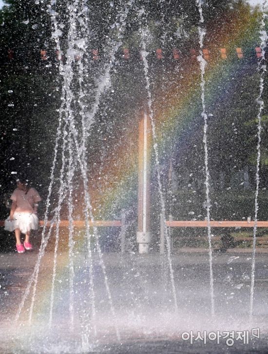 [포토] 바닥분수가 만든 무지개