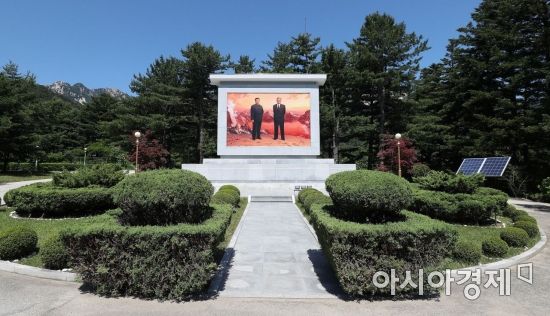[포토] 금강산호텔 앞 김일성-김정일 그림