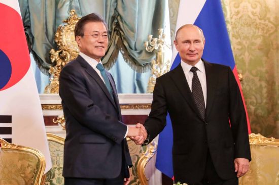 푸틴, 동방경제포럼에 문 대통령 초청…3차 남북정상회담 가능성 
