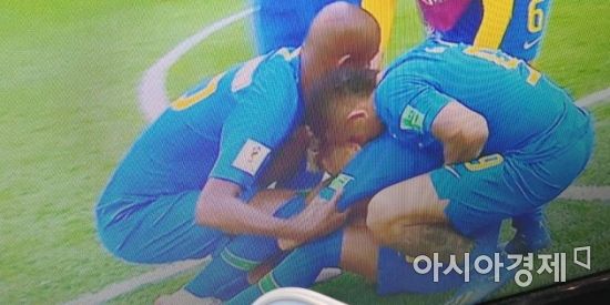 경기 종료 후 눈물 흘리는 네이마르를 일으켜세우는 브라질 선수들 [사진=김형민 기자]