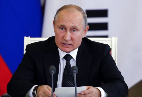 블라디미르 푸틴 러시아 대통령이 22일(현지 시간) 모스크바 크레믈린궁전에서 열린 공동언론발표에서 양국 간 협력 방향을 제시하는'한-러 정상 공동성명'을 발표하고 있다. 
사진=연합뉴스