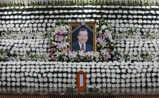아산병원 장례식장에 마련된 빈소에 김종필 전 총리의 영정사진이 놓여있다. [이미지출처=연합뉴스]