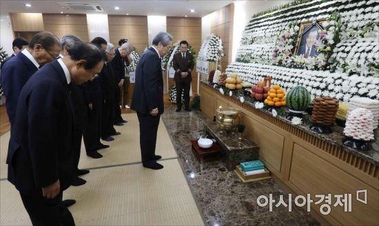 [포토] 고 김종필 전 총리에게 조의 표하는 조문객