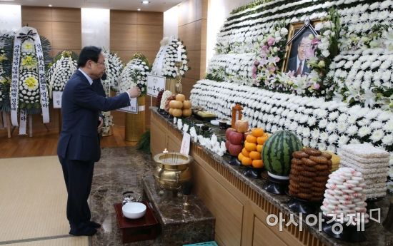 [포토] 헌화하는 이주영 의원