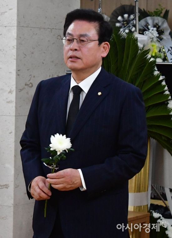 [포토] 조문하는 정우택 자유한국당 의원