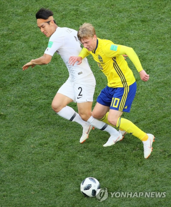 이용이 18일 러시아 니즈니노브고로드 스타디움에서 열린 2018 러시아 월드컵 F조 스웨덴과의 경기에서 에밀 포르스베리의 돌파를 저지하고 있다. 사진=연합뉴스