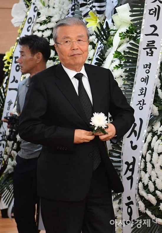 [포토] 빈소로 들어서는 김종인 전 대표